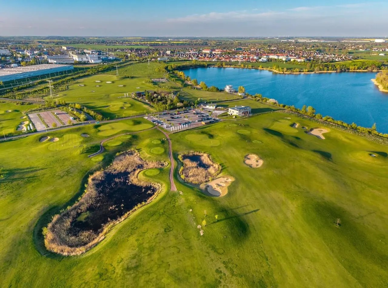Restaurant-Terrasse mit Blick auf den Golfplatz am Hufeisensee